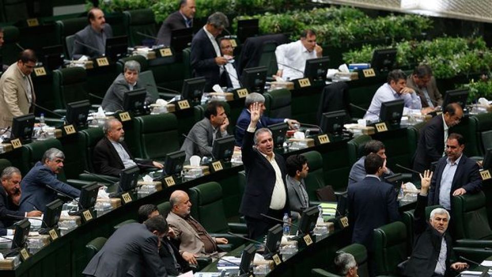 «وقتی گوش نمایندگان بدهکار نیست» / تذکراتی که این روز‌ها گوشی برای آن بدهکار نیست/ بود و نبود نمایندگانی که فرقی ندارد/ شرکت نکردن در امر واجب، برای یک مشت رای حلال!/