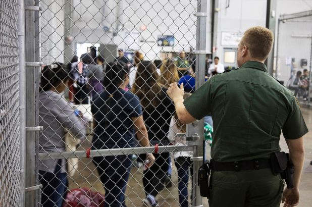 آزار جنسی و رفتار انتقام جویانه افسران بازداشتگاه های مرزی آمریکا از کودکان