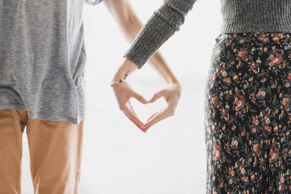 آموزش زبان بدن زبان دست عاشق