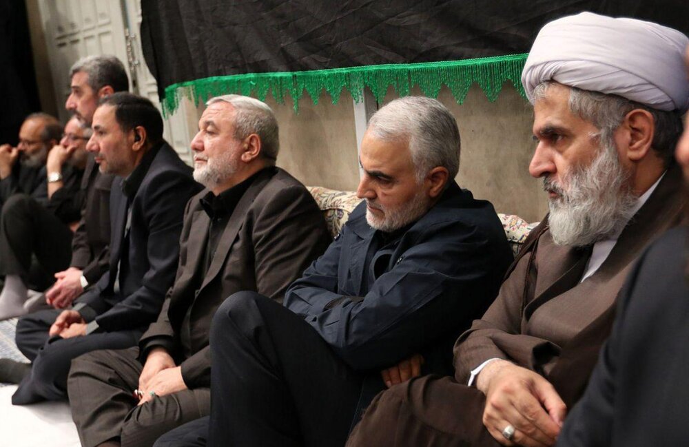 تصویری از سردار سلیمانی در مراسم عزاداری بیت رهبری