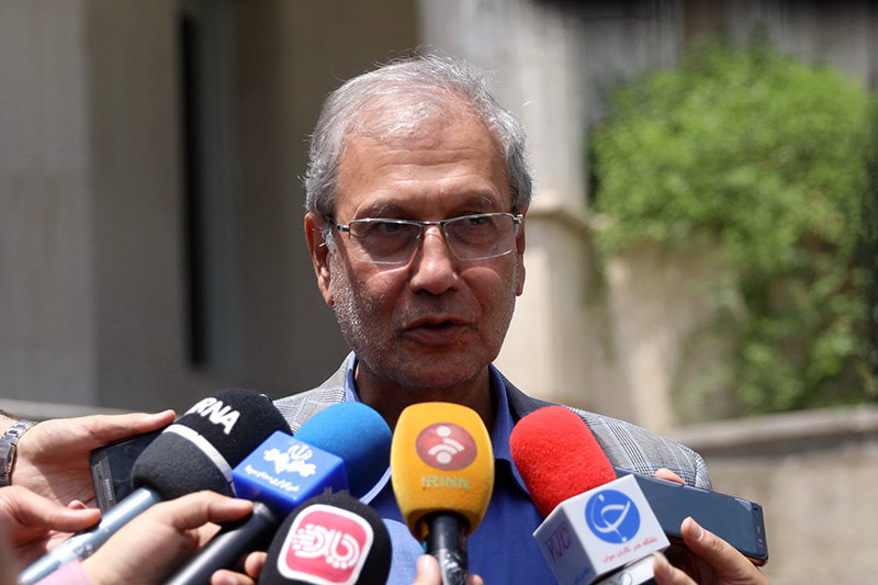 پاسخ‌های صریح ربیعی به سوالاتی درباره سرنگ‌های آلوده در روستای چنار محمودی، خبرهای مجازی درباره آقازاده‌ها و ...