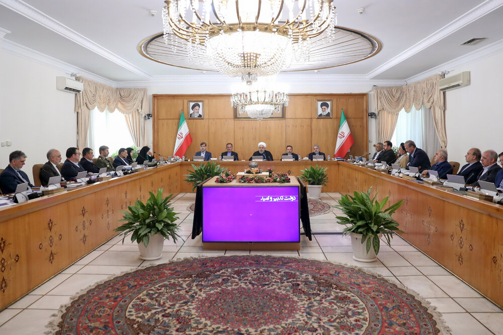 منظور روحانی از «کسانی که کشور را تعطیل کردند» چه کسانی بود؟