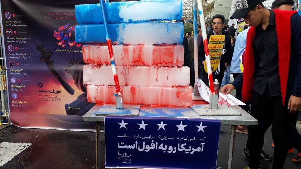 واکس رایگان روی پرچم آمریکا/بنری که نوید بازداشت «رجوی» را می‌داد