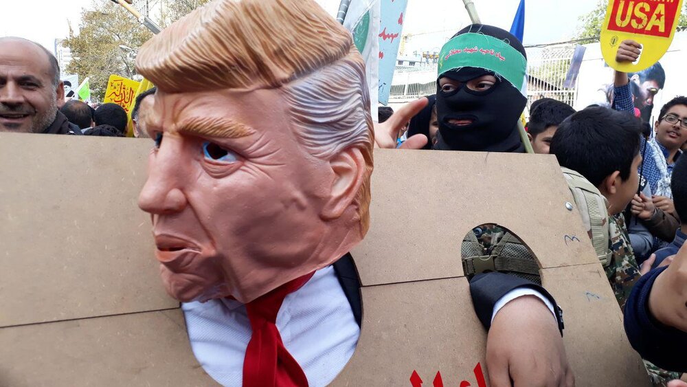 واکس رایگان روی پرچم آمریکا/بنری که نوید بازداشت «رجوی» را می‌داد