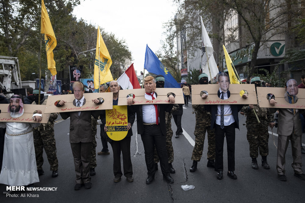 واکس رایگان روی پرچم آمریکا/بنری که نوید بازداشت «رجوی» را می‌داد