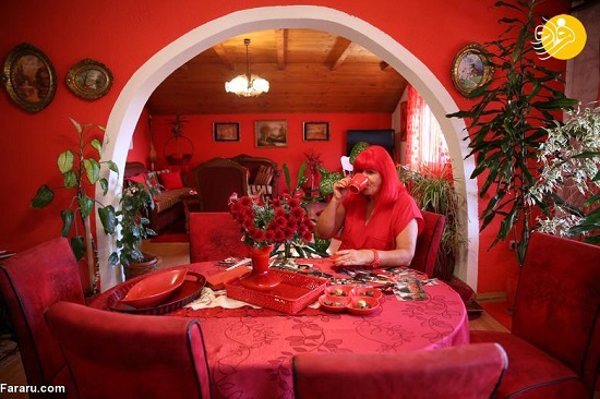 وسواس شدید یک زن به رنگ قرمز