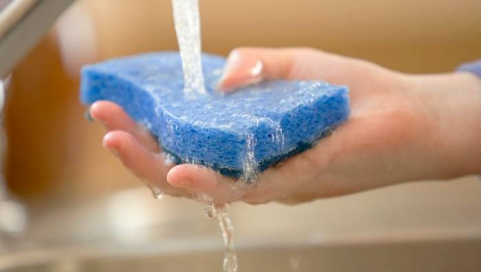 تمیز کردن اسکاچ بعد از شستن طرف ها اسکاچ آشپزخانه