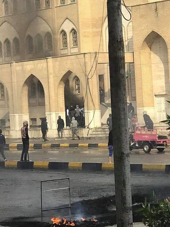 درب مرقد شهید حکیم را آتش زدند / ویدئو و عکس