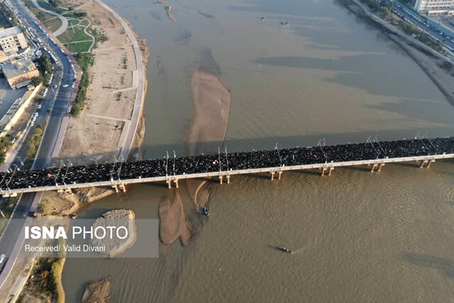 پیکر سردار سلیمانی وارد جمعیت شد / عکس