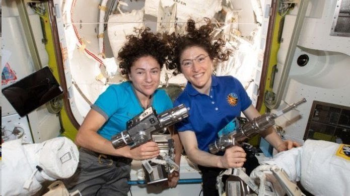 کریستینا کوک (راست) به همراه جسیکا می یر به عنوان یک تیم کامل زنان در بیرون ایستگاه فضایی راهپیمایی کردند