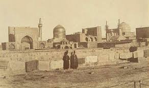 توپ‌بستن گنبد حرم رضوی به دست نظامیان روس / عکس