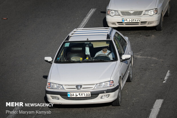 در ابتدای شیوع کرونا ماسک و اقلام بهداشتی نایاب و گران شد که با تولید بیشتر و همکاری مردم و دستگاه های مختلف ، وضعیت ماسک به حالت معقولی رسید
