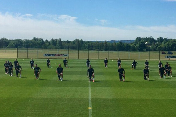 علت زانو زدن فوتبالیست‌ها/ از مارکوس تورام تا ماریو بالوتلی