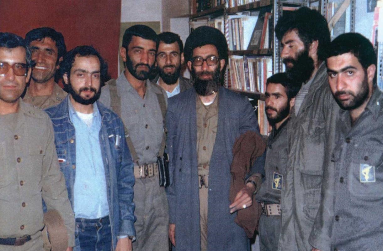 تصویر کمتر دیده شده از حاج احمد متوسلیان در کنار رهبر انقلاب