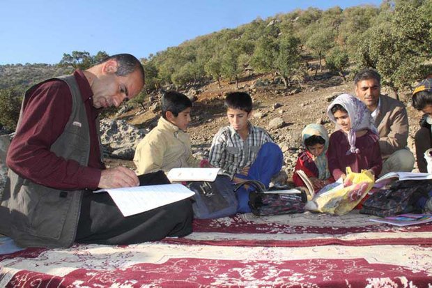 معلمی که 17 سال کوه به کوه دنبال دانش‌آموزان بود؛ این مرد 28 شغل دارد