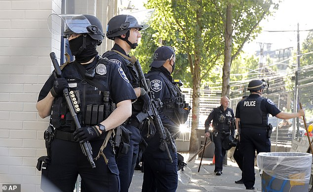 درگیری مسلحانه معترضان در آمریکا با پلیس / عکس