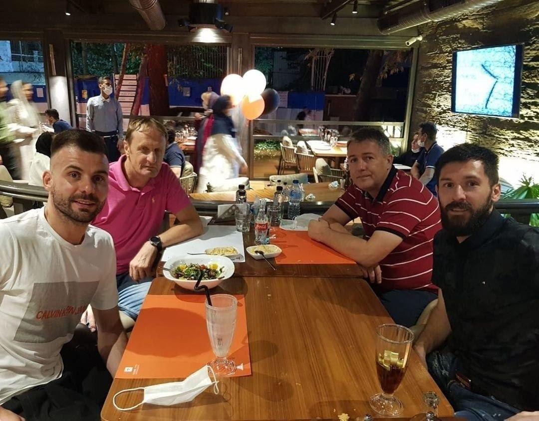 دیدار اسکوچیچ با ستاره‌های پرسپولیس و استقلال در رستوران/عکس