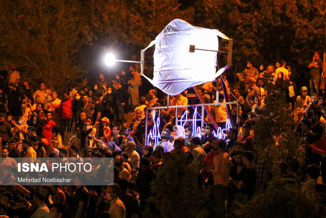 عکس روز/ ماسک بزرگ نشانه نزدن است!