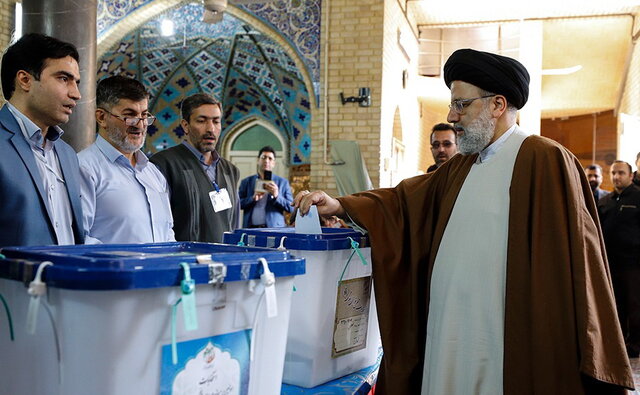 سايت حامي دولت: محبوبيت رئيسي بالاي ۵۰ درصد است