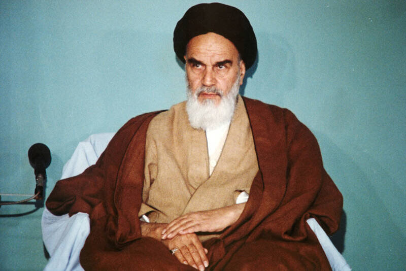 ماجرای نوشته احساسی امام خمینی(ره) بر روی عکس خود خطاب به رزمندگان