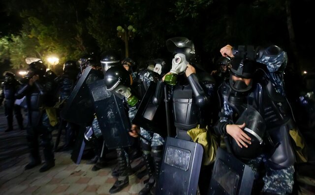 معترضان به انتخابات قرقیزستان مقرهای دولتی را به آتش کشیدند