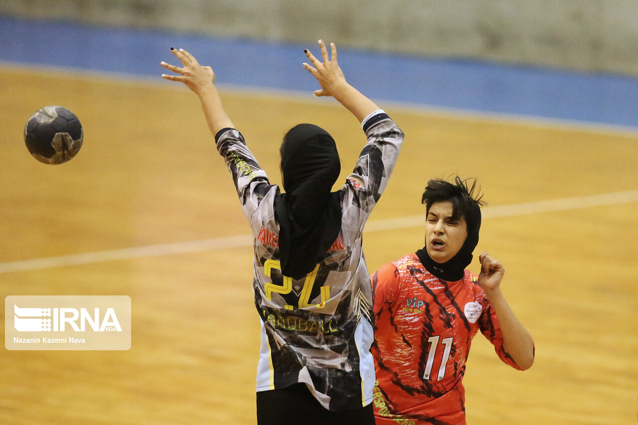 تصاویر: دیدار تیم های هندبال پرسپولیس بهبهان و کربنات فیروزآباد