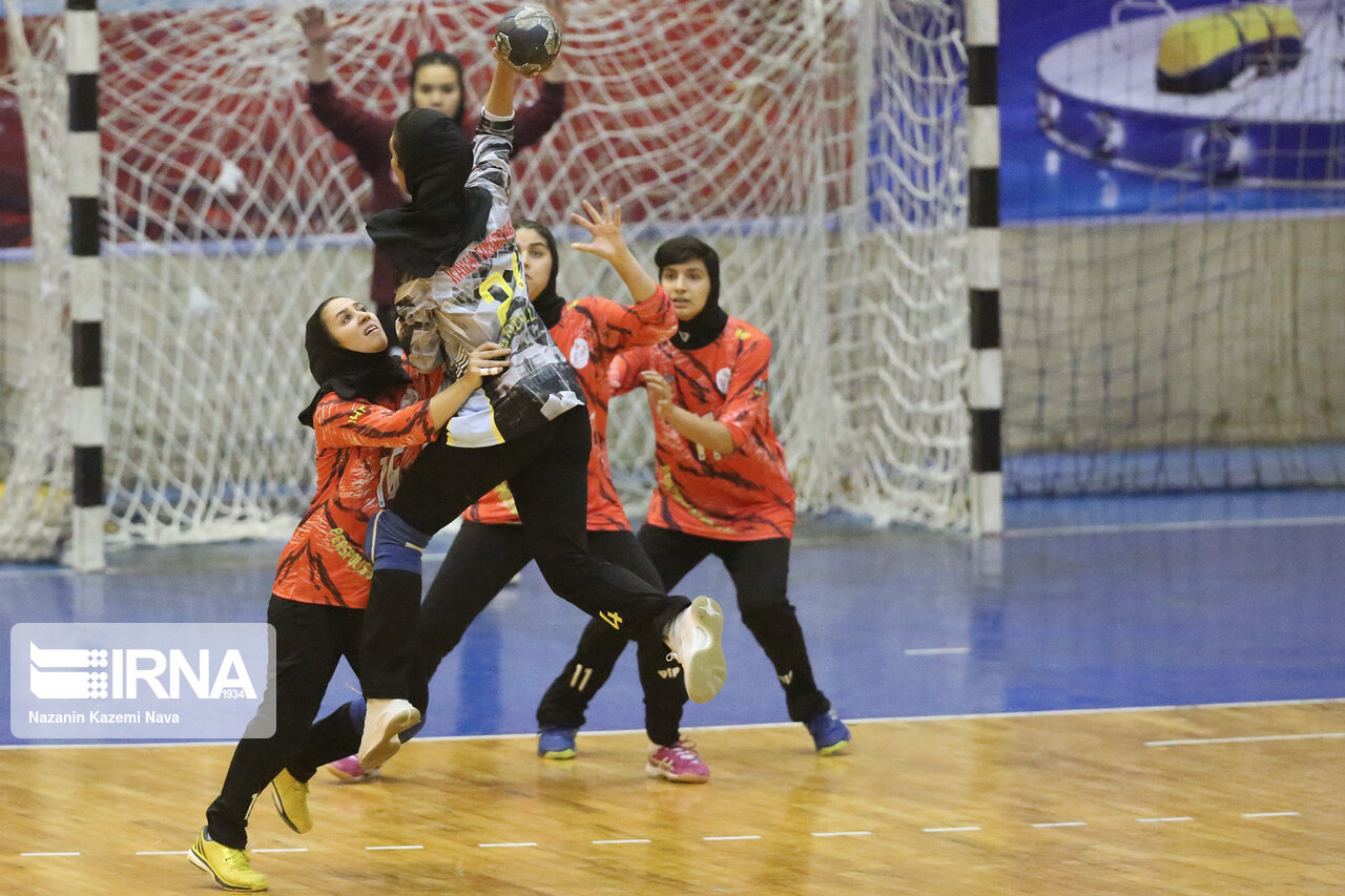 تصاویر: دیدار تیم های هندبال پرسپولیس بهبهان و کربنات فیروزآباد