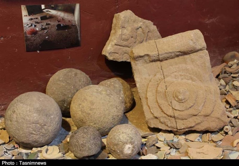 قرار گرفتن خاک‌های رنگی در میان قاب آثار هنری زنان جزیره هرمز