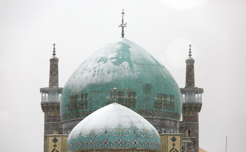 بارش برف پاییزی در حرم امام رضا(ع)/ عکس‌ها