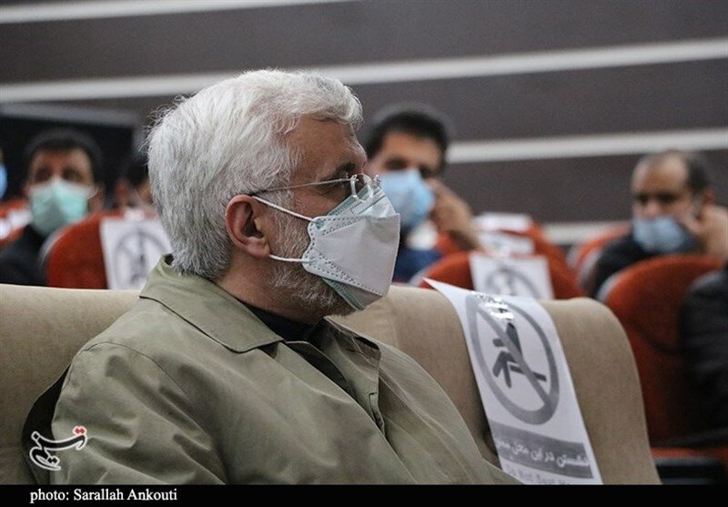 نشستن کنار سعید جلیلی ممنوع است/ عکس