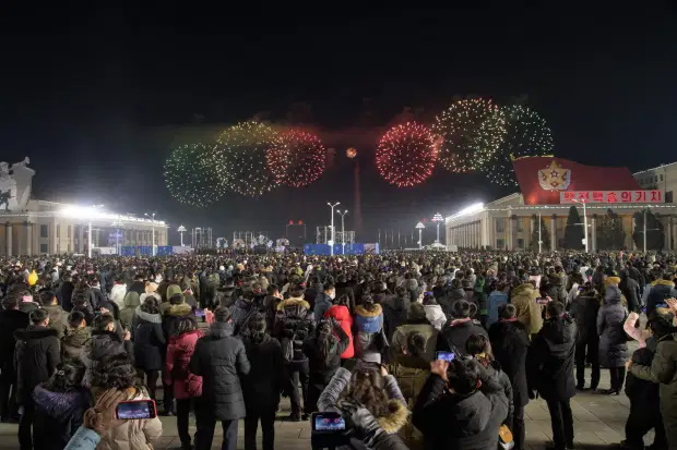 کیم جونگ اون دیکتاتور کره شمالی با دیدار از قبر پدر و پدربزرگش که در واقع تابوت هایی شیشه ای هستند سال نو میلادی را آغاز کرد.