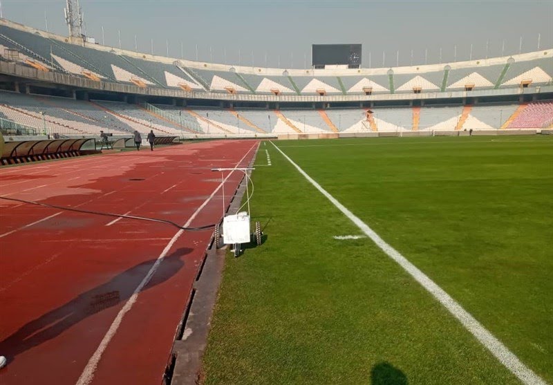  فوتبالی - حاشیه دربی ۹۴ کری‌خوانی و نصب نماد‌های ۲ تیم در ورزشگاه چمن آزادی مهیای دربی شد + تصاویر