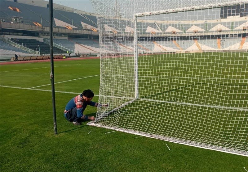  فوتبالی - حاشیه دربی ۹۴ کری‌خوانی و نصب نماد‌های ۲ تیم در ورزشگاه چمن آزادی مهیای دربی شد + تصاویر