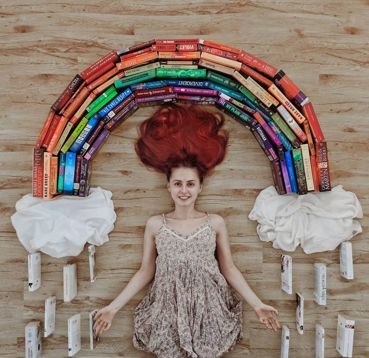 تصاویر خلاقانه دختری که علاقه خود به کتاب را با هنر درآمیخته