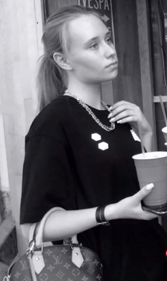 یک دختر نوجوان روسی که گمان می رود دختر مخفی ولادیمیر پوتین رییس جمهور روسیه باشد، همگان را به عشق ورزیدن توصیه کرده است.