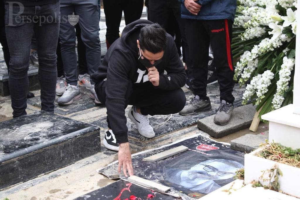 اشک یحیی و پرسپولیسی‌ها بر مزار میناوند و انصاریان/عکس