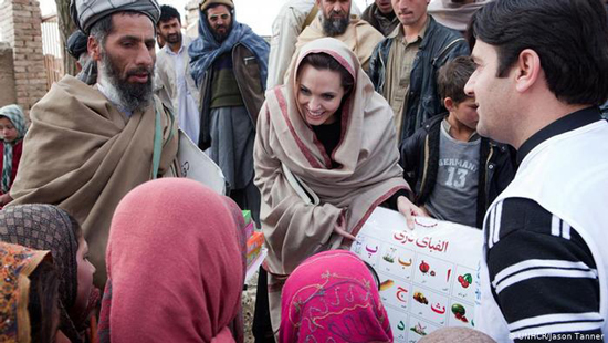 ۱۰ کار انسان دوستانه آنجلینا جولی