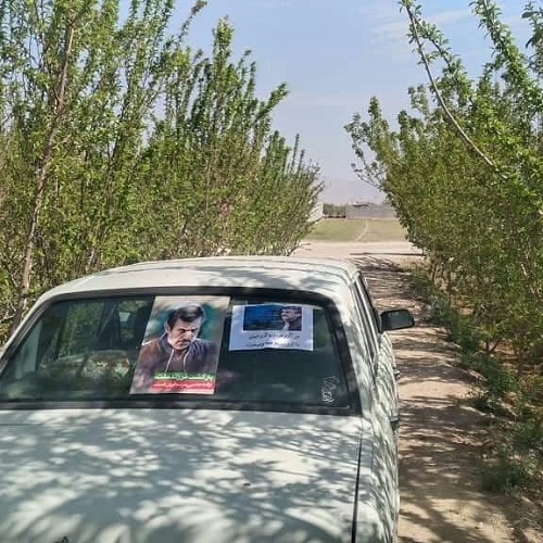 تبلیغات احمدی‌نژادی‌ها به شیشه خودرو‌ها رسید