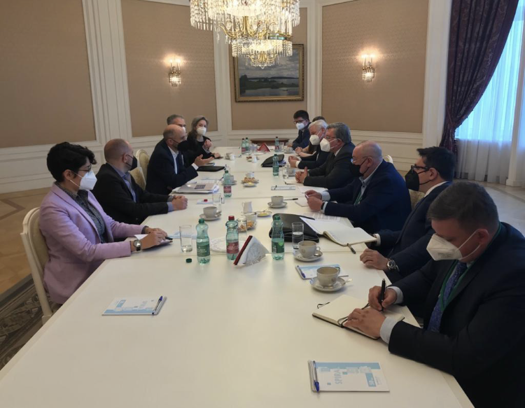 دختر سید جواد طباطبایی به هیات آمریکایی در وین پیوست (+عکس)