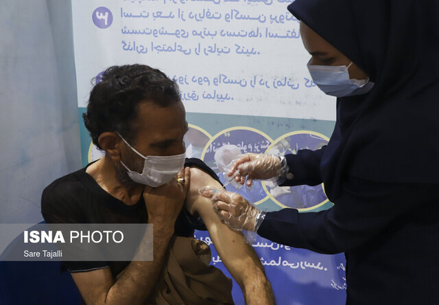 واکسیناسیون افراد ۶۰ سال به بالا و دانشجویان دانشگاه علوم پزشکی کرمان/ به روایت تصاویر