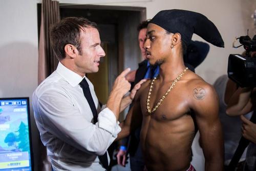 سانسور عکس رییس جمهوری فرانسه در فیسبوک به دلیل برهنگی و مضامین جنسی (+عکس) 1