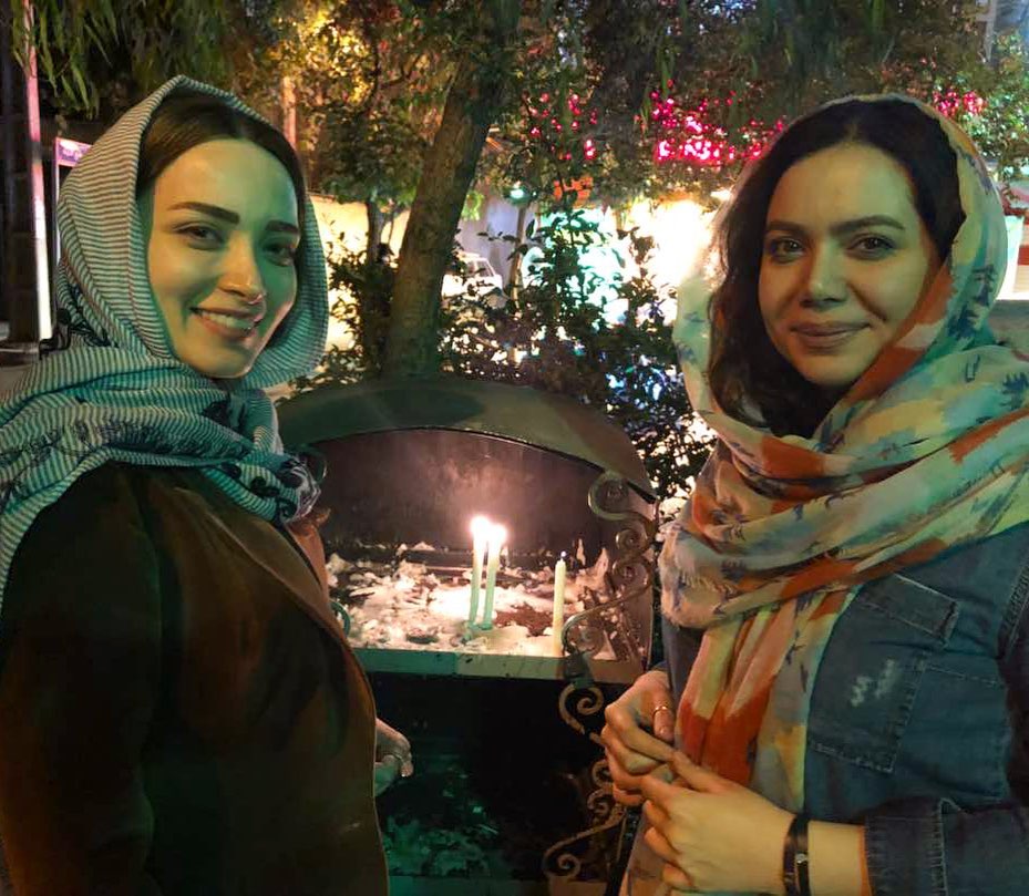 دعای بهنوش طباطبایی جلوی سقاخانه+عکس