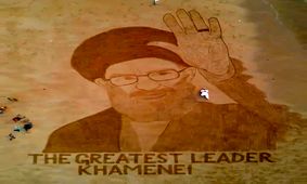 نقاشی چهره رهبر شهید انقلاب توسط طراح پاکستانی روی شن/ ویدئو