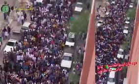 ویدئوی یک افغان از نصب پرچم افغانستان در ایران جنجالی شد